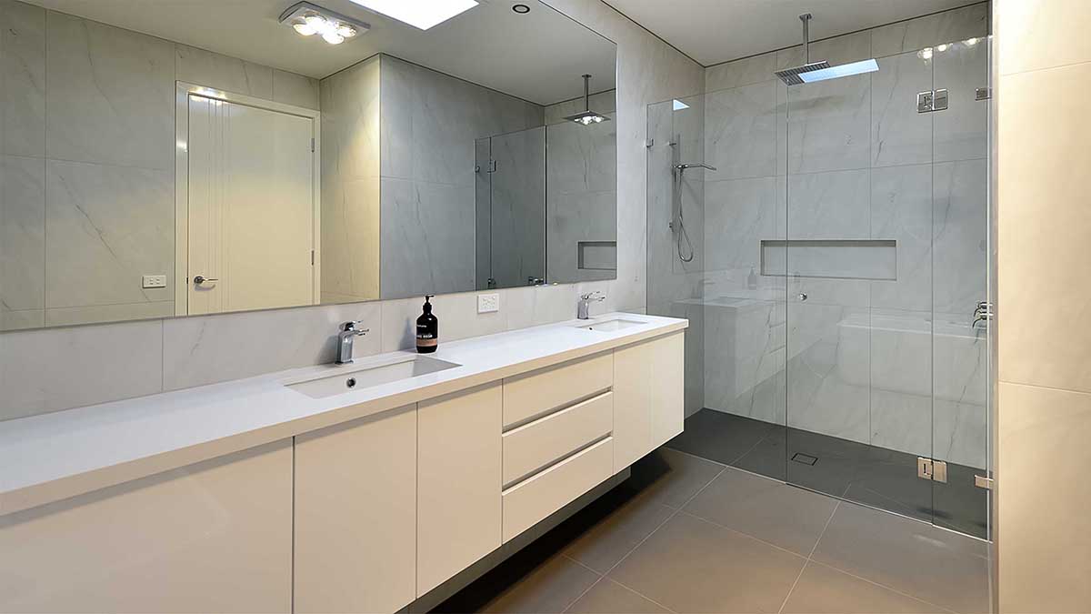 FRAMELESS SHOWER SCREEN 10mm - FRONT ONLY - HIGHTON - www.showerscreensgeelong.com.au.jpg